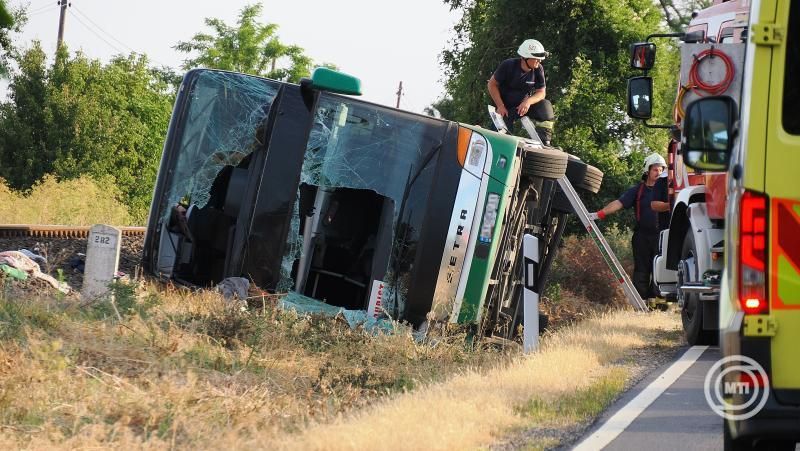 Sok sérültet követelt a buszbaleset.
