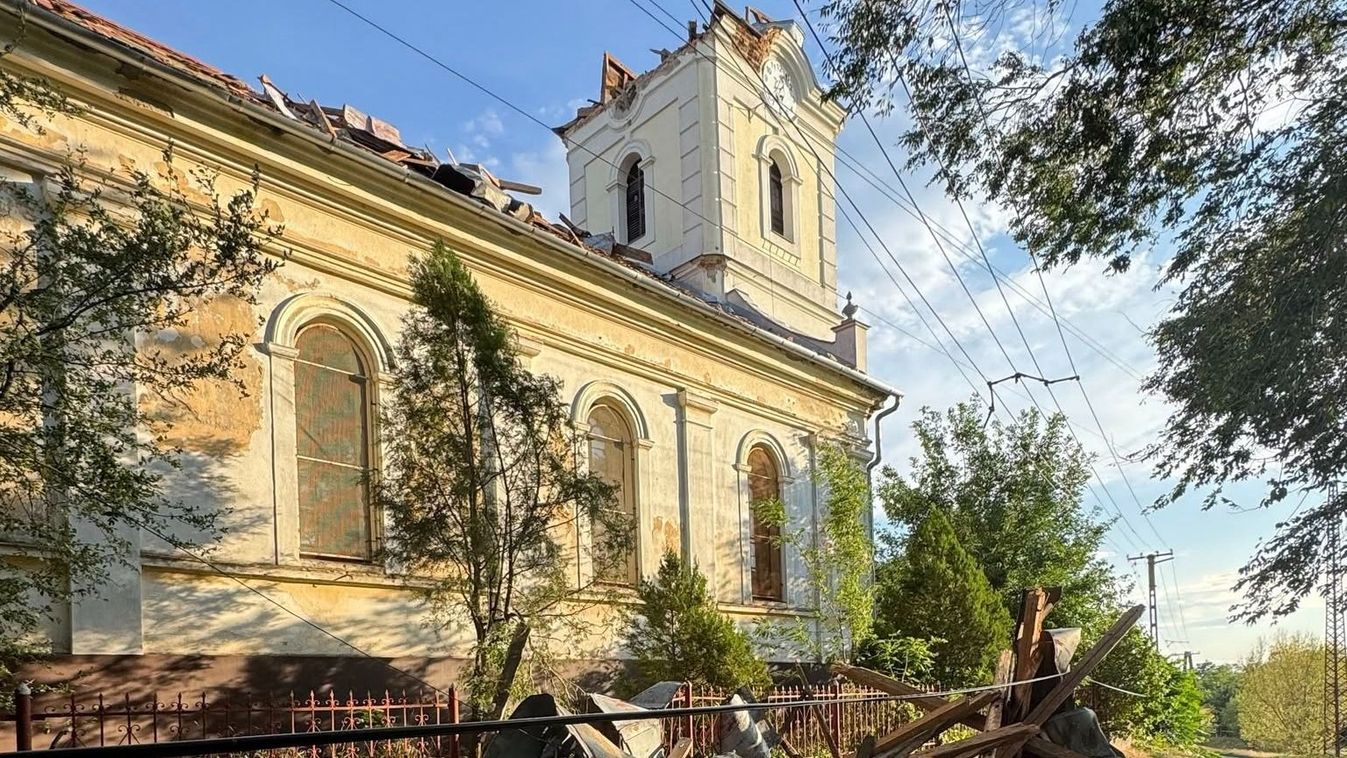 Viharkárok: templomtornyot döntött le a pusztító szélvihar- fotók