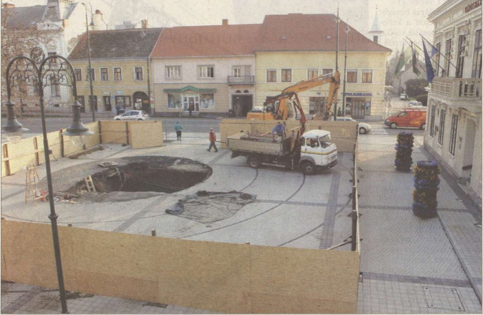 2007-ben még csak épült a főtéri szökőkút Sárváron