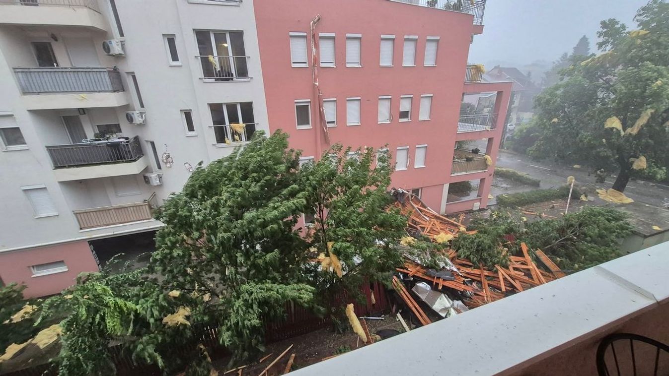 Akár egy katasztrófafilmben: egészben tépte le egy magas épület tetőszerkezetét a vihar - videó
