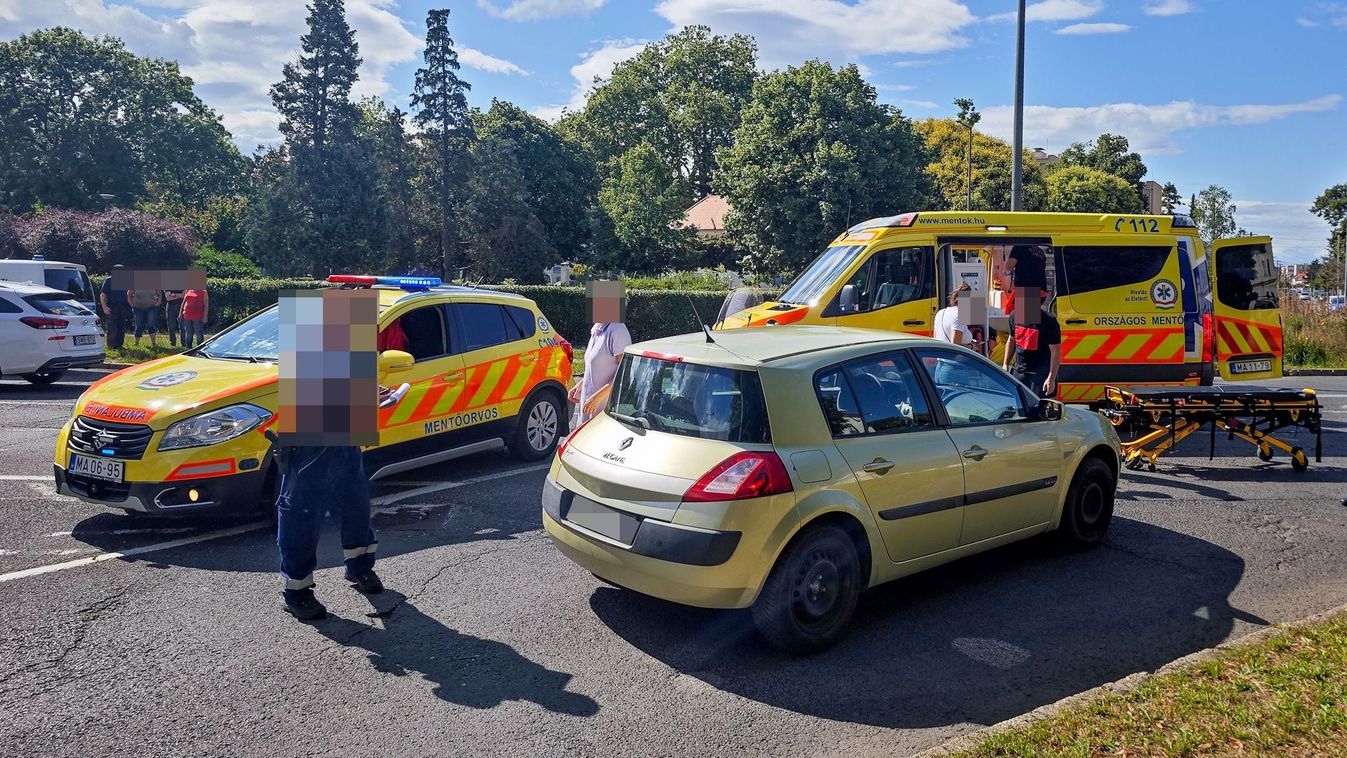 Elvakította a nap a motorost, elesett a kereszteződésben