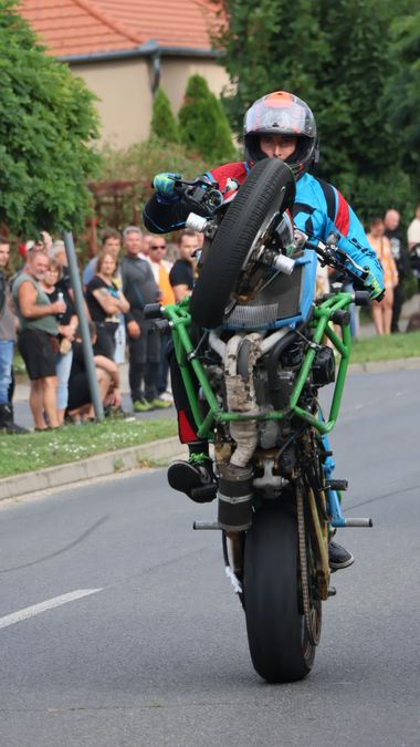 Lak&Roll: a motoros-rockfesztiválon streetfighter bemutatót is láthatott a közönség