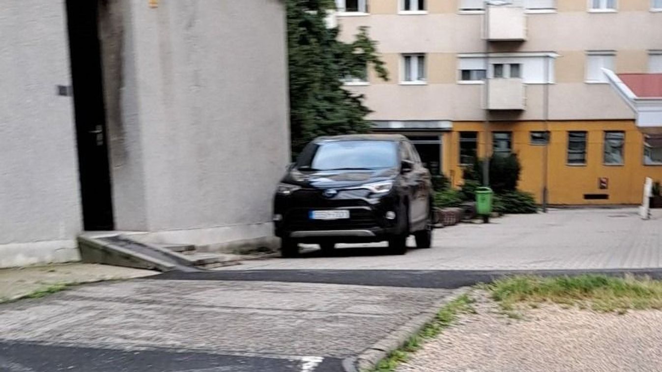 Pofátlan parkolás, avagy így sose parkolj! Két újabb példát hozunk