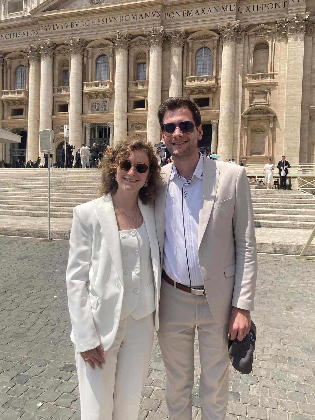 Eszter és Zsolt a Szent Péter-bazilika előtt.