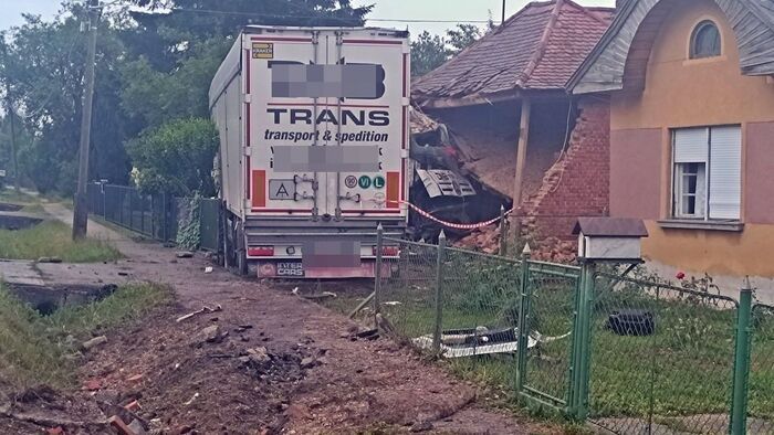 Így csapódott bele a ház falába egy kamion a 86-os főút melletti Zalabaksán