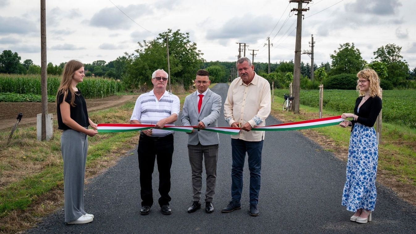 Útátadó extrákkal Sorkikápolnán
