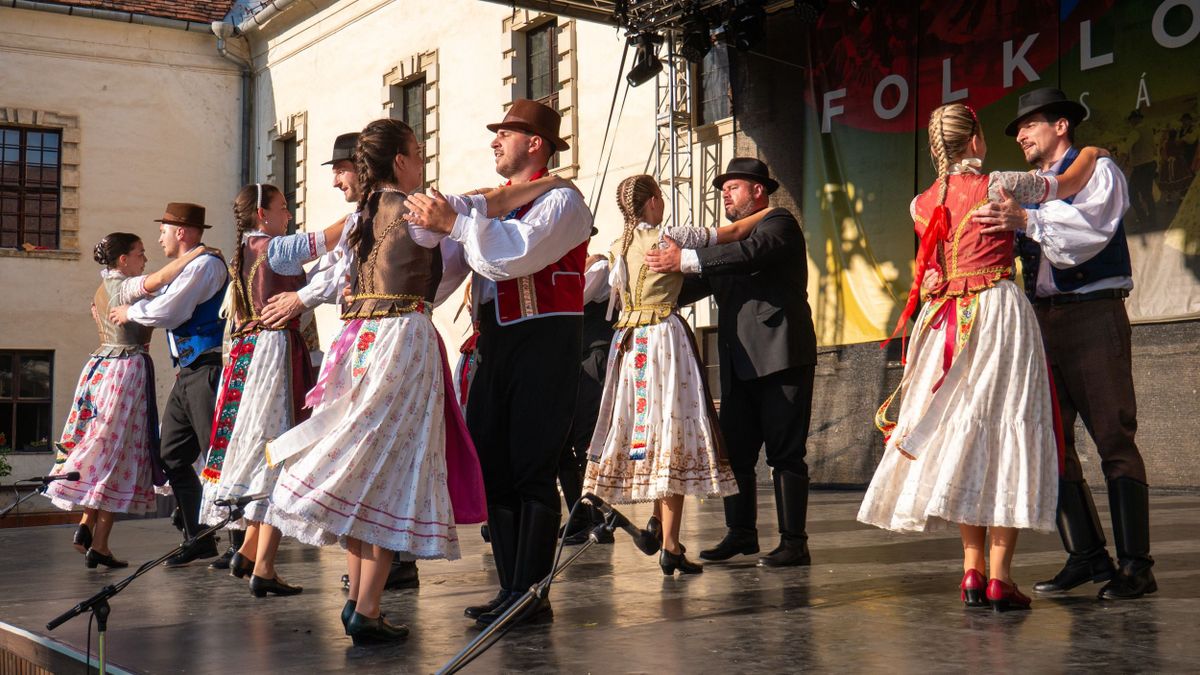 Négy nemzet táncaival és színes programokkal indultak a sárvári folklórnapok - fotók