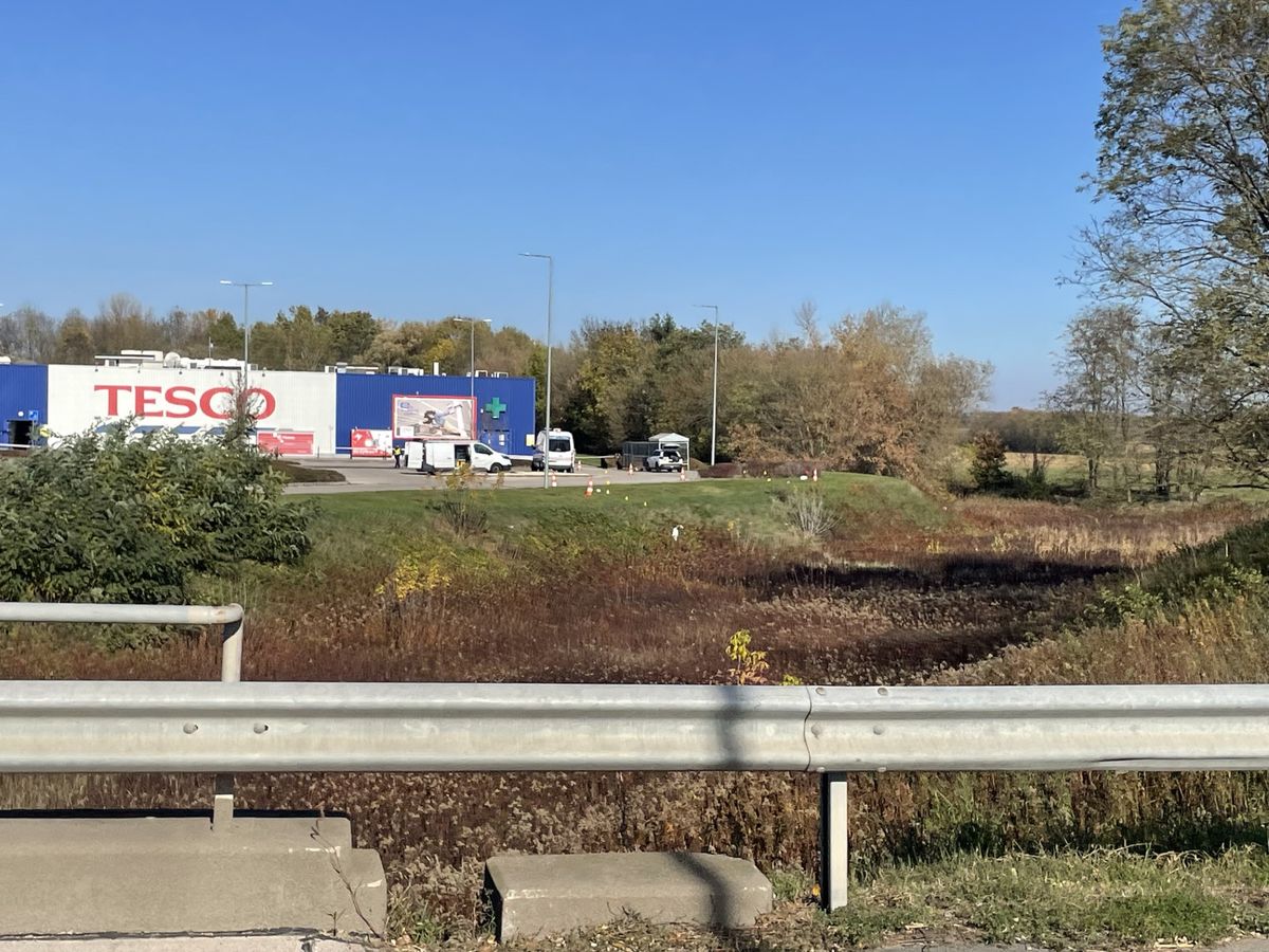 Betörés a sárvári Tesconál: durva történet állhat a háttérben ...