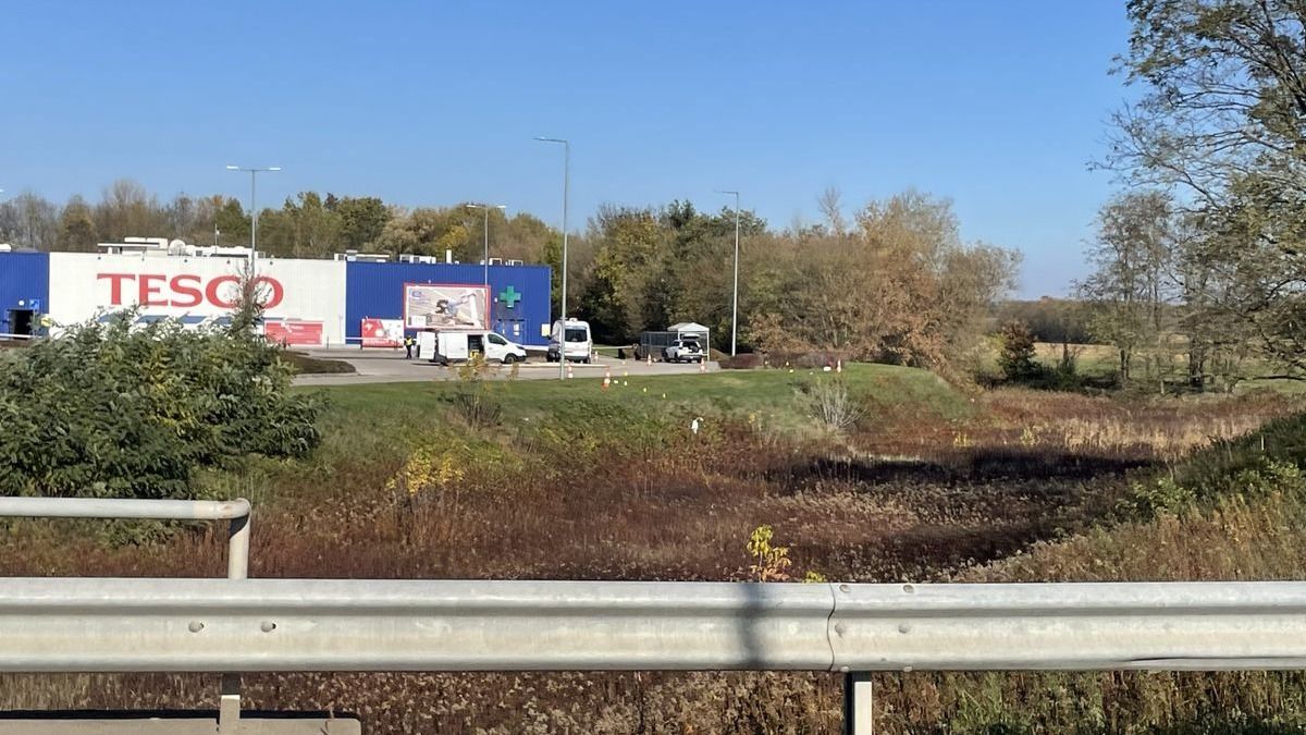 Tegnap rendőrök lepték el a sárvári Tesco parkolóját