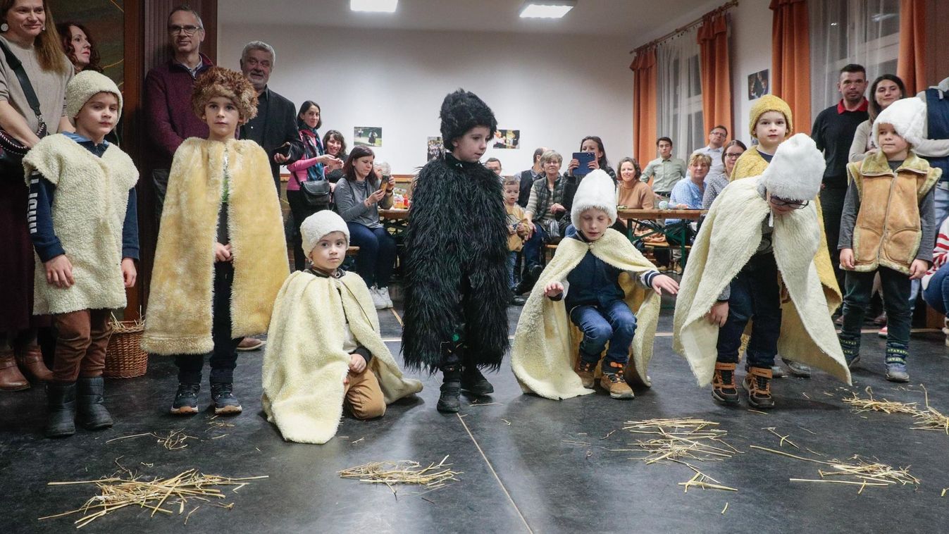 Luca napi népszokásokat mutatnak be a gyerekek