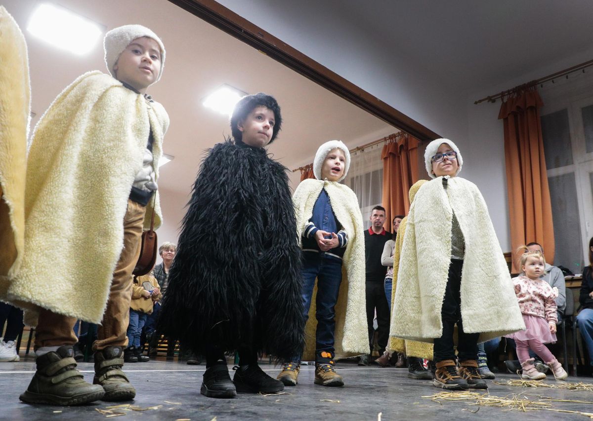 Luca napi népszokásokat mutatnak be a gyerekek