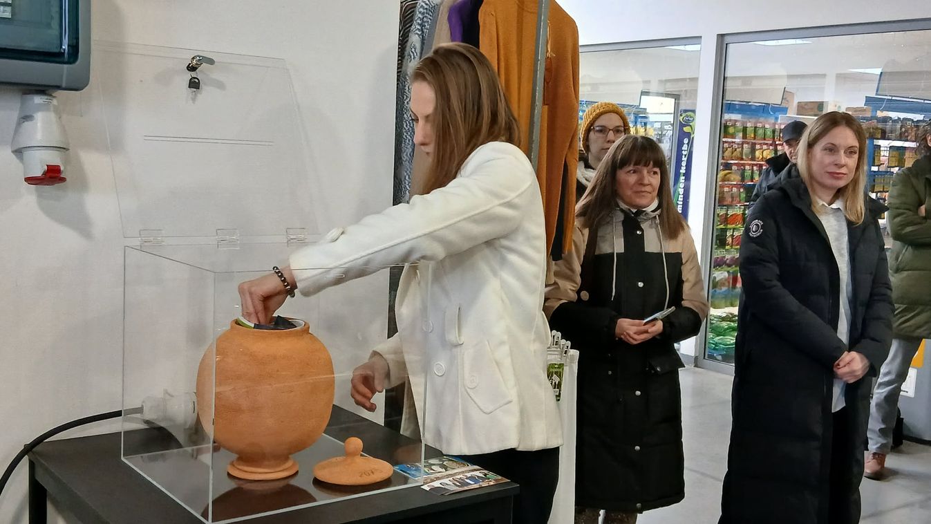 Üzenet a jövőnek a piac szívéből – időkapszulát rejtettek el a szombathelyi...