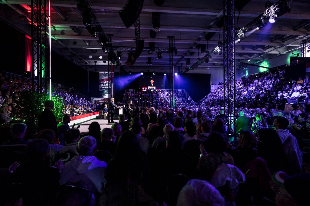 Háborúellenes gyűlés: Orbán Viktor miniszterelnök beszéde Szombathelyen - telt ház előtt