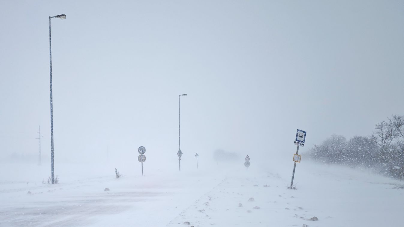 Hóhelyzet percről-percre: bevetik a honvédséget Vasban, több út járhatatlan
