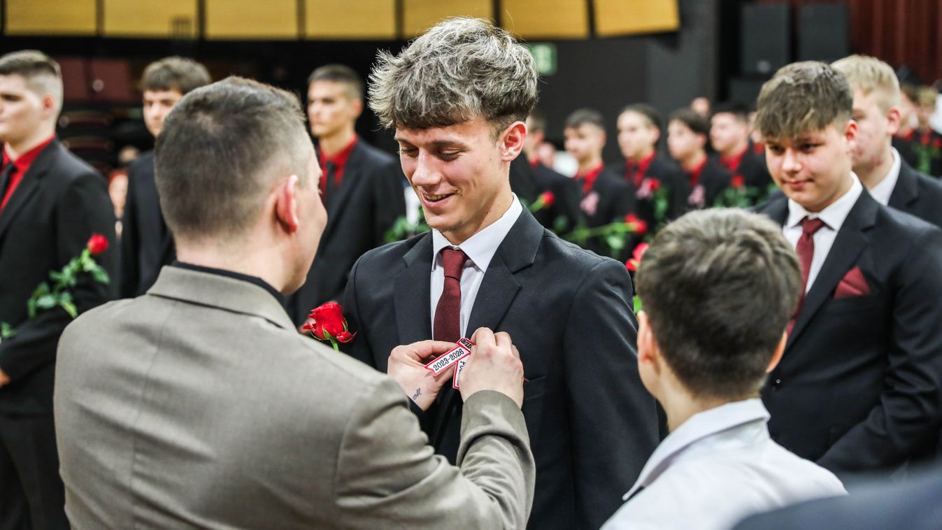 Szalagavató Szombathelyen: a Puskás iskola diákjai búcsúztak Kép