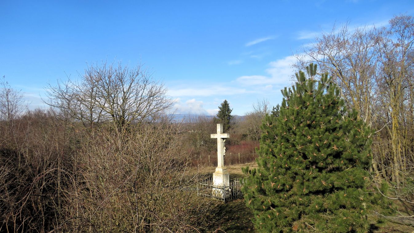 Az Apáti-domb Besenyő közelében a Kozár felé vezető úton