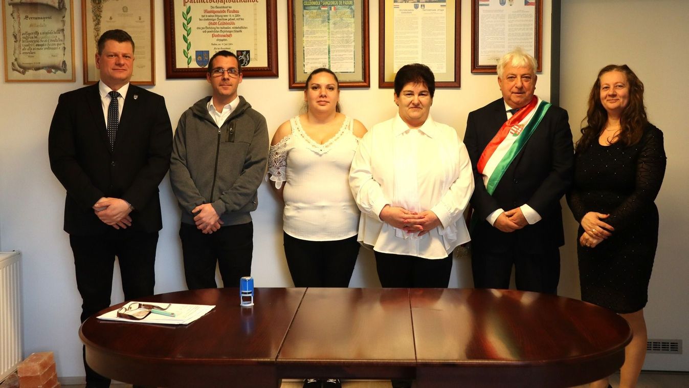 Unokázni jött, állampolgársági esküt tett Kép