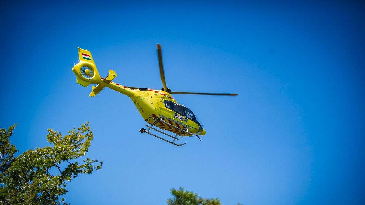 Mentőhelikopter szállt le a 77-es főúton: súlyos baleset történt