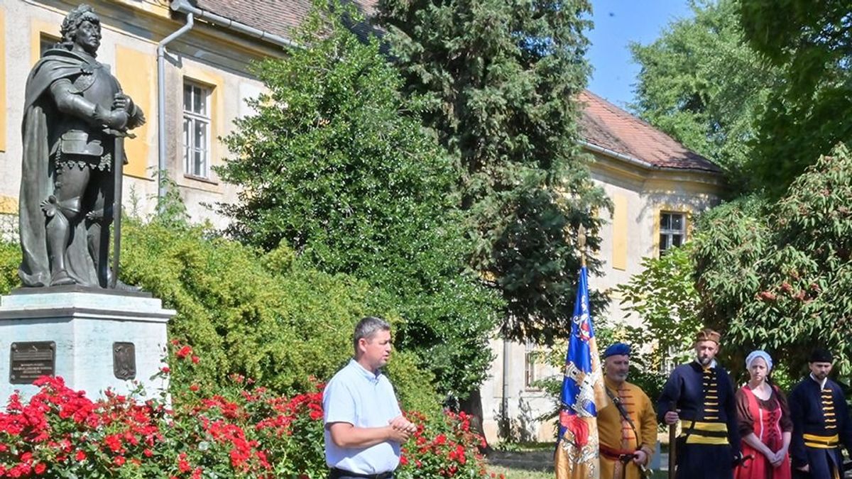 Megújult a Hunyadi Mátyás-szobor Kőszegen – méltó külsőt kapott a város kiemelkedő alkotása - fotók