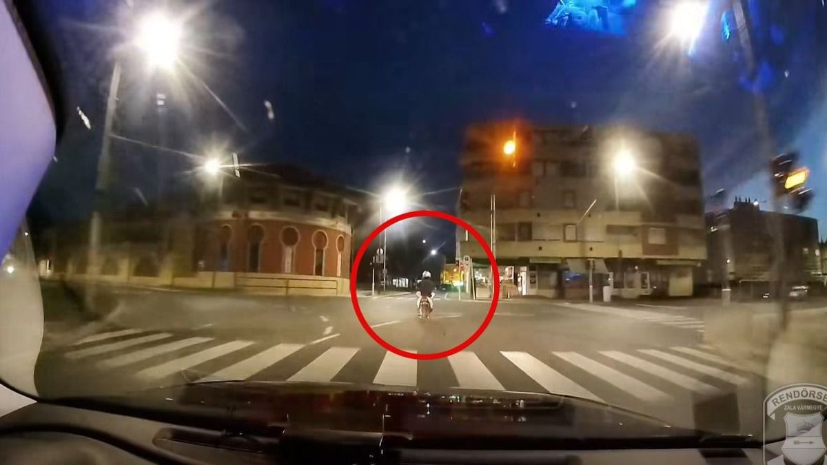 Videón a hajsza: az egész városon keresztül üldözték a rendőrök a száguldozó motorost