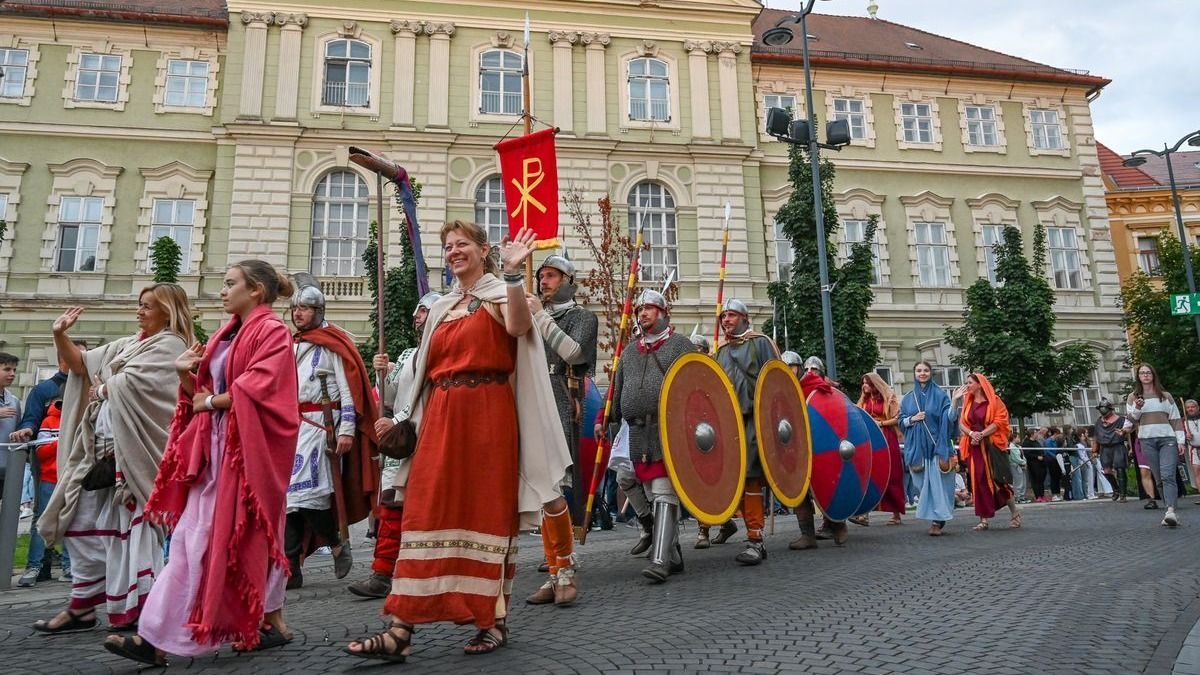 Beton.Hofi, óriásbábok, fényfestés: ilyen lesz a jubileumi Savaria Karnevál