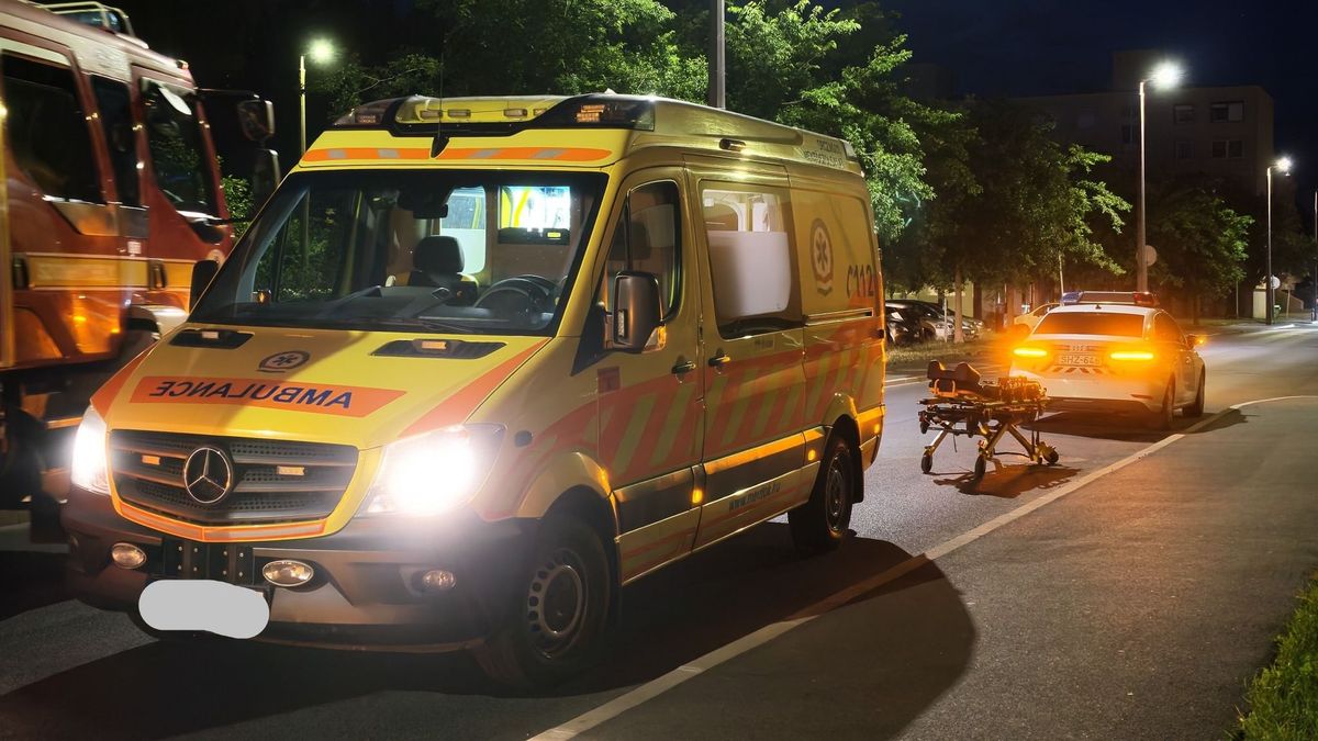 Az erkélyen lett rosszul egy férfi Szombathelyen, emelőkosaras autóval jutottak be hozzá a tűzoltók