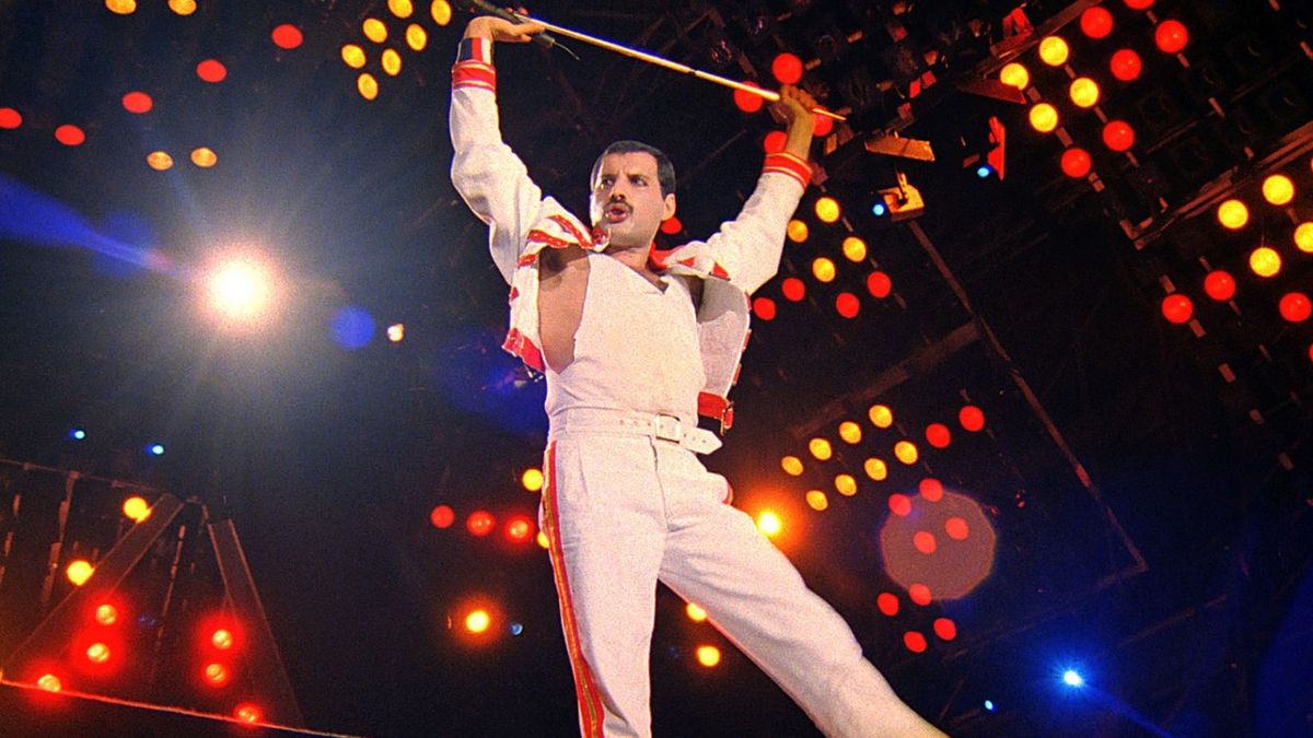 Freddie Mercury-szobrot avatnak a dunántúli városban - A rocklegenda egykori személyi assziszense is ott lesz