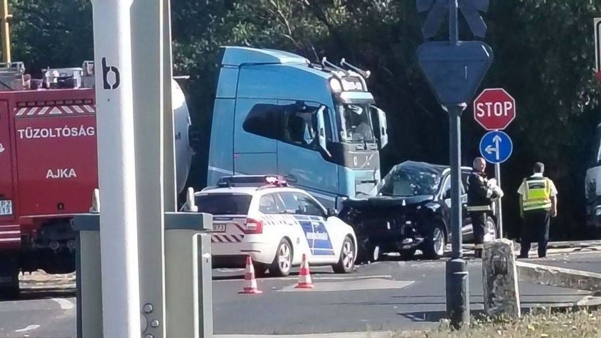 Kamion és személyautó ütközött a 8-as főúton