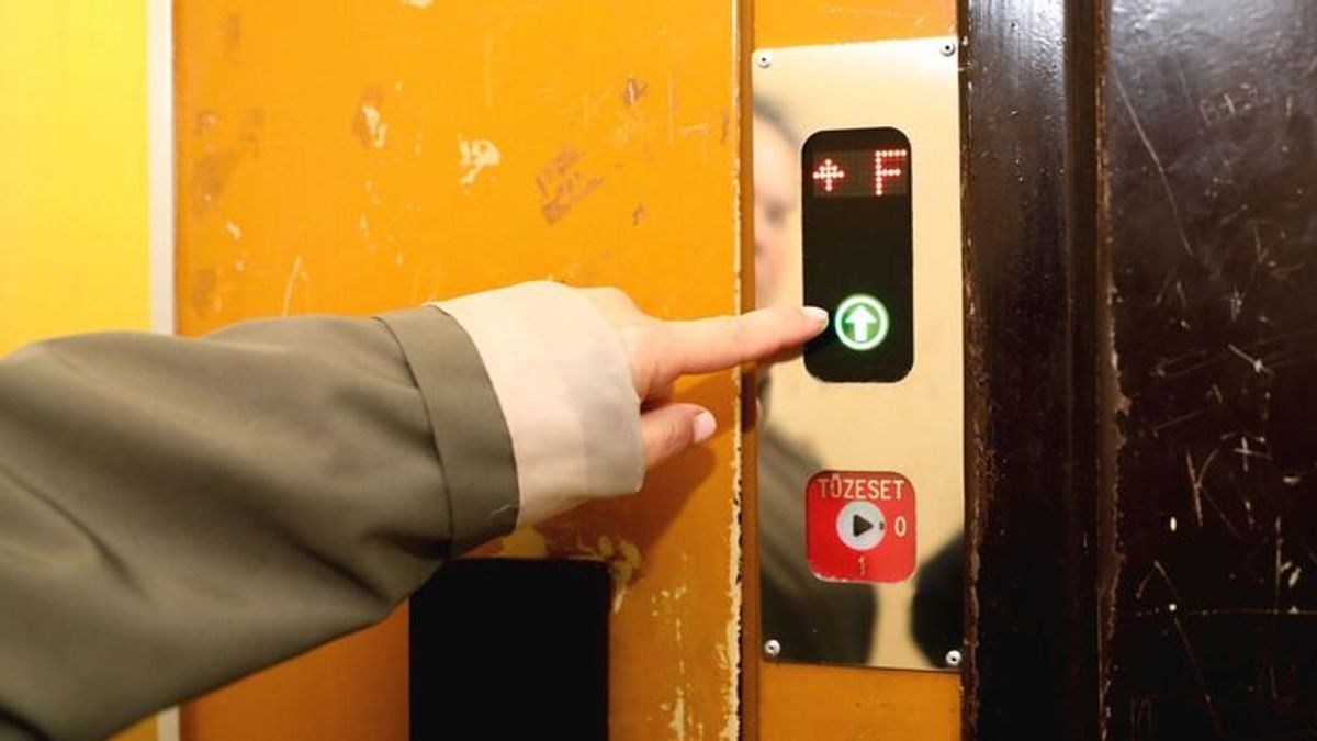 Megadta magát a szombathelyi társasház liftje, többen bennrekedtek