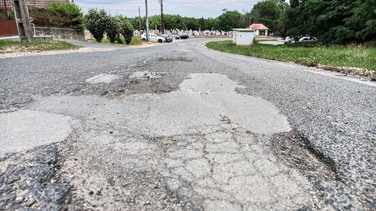 Leszakadt úttest, kátyú kátyú hátán - Újabb szörnyű állapotú utcát mutatunk (fotók)