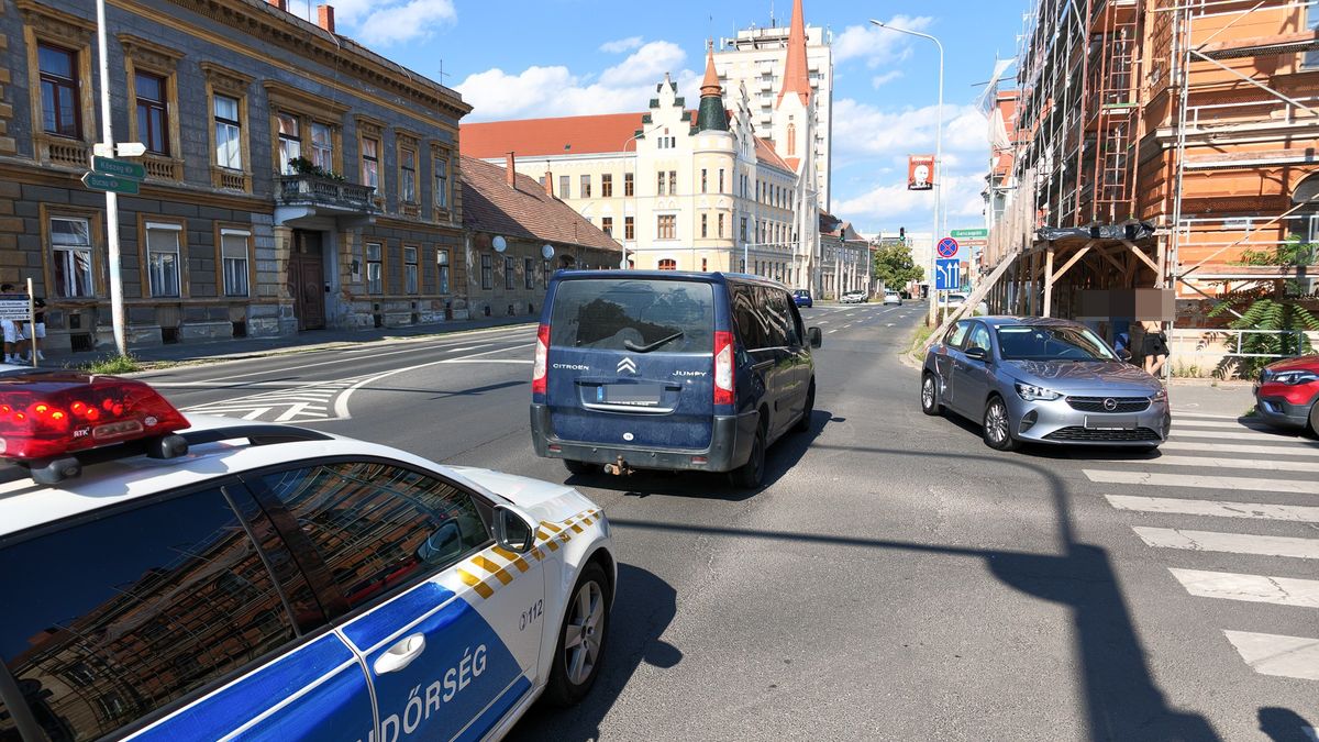Autók ütköztek: Baleset lassítja a forgalmat a belvárosban