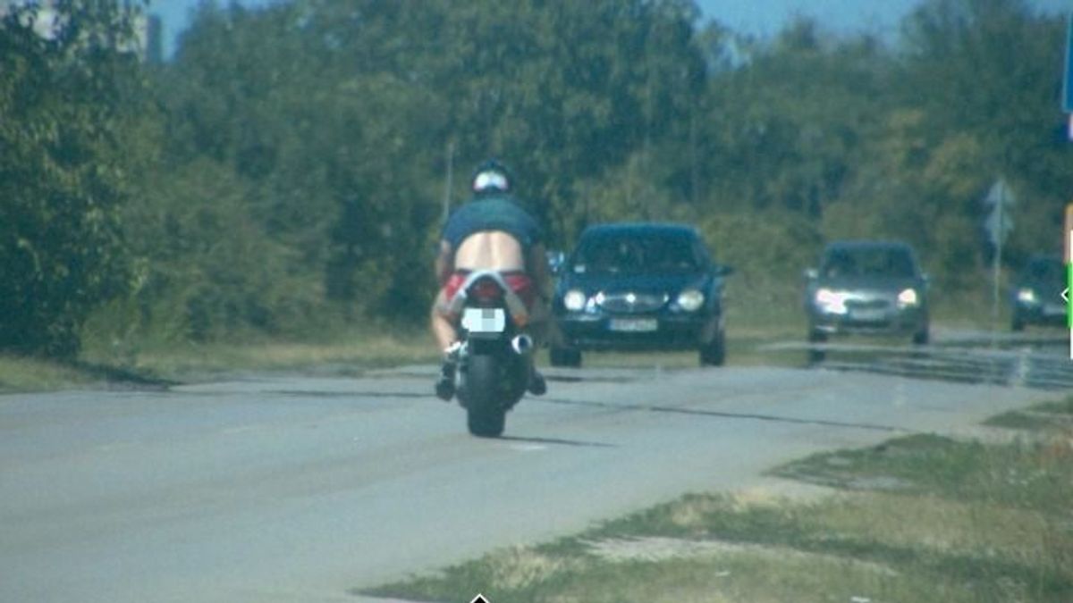 Brutális sebességgel száguldott az alulöltözött motoros, hamar kiszúrták a rendőrök