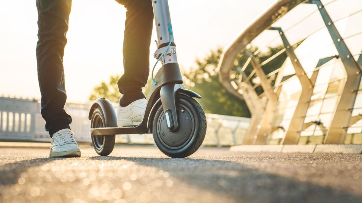 Hajmeresztő manőver: rollerhez kötözve szállította másfél éves gyerekét a felelőtlen apuka