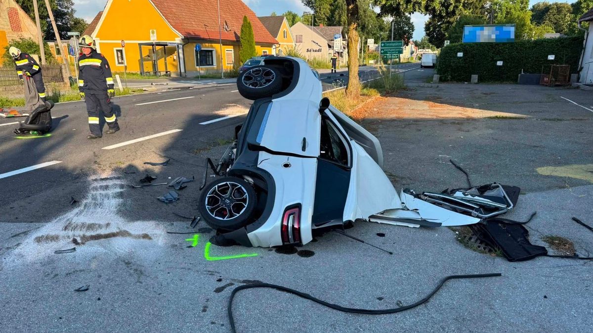 Döbbenetes fotók: kettészakadt az egyik jármű az ausztriai balesetben