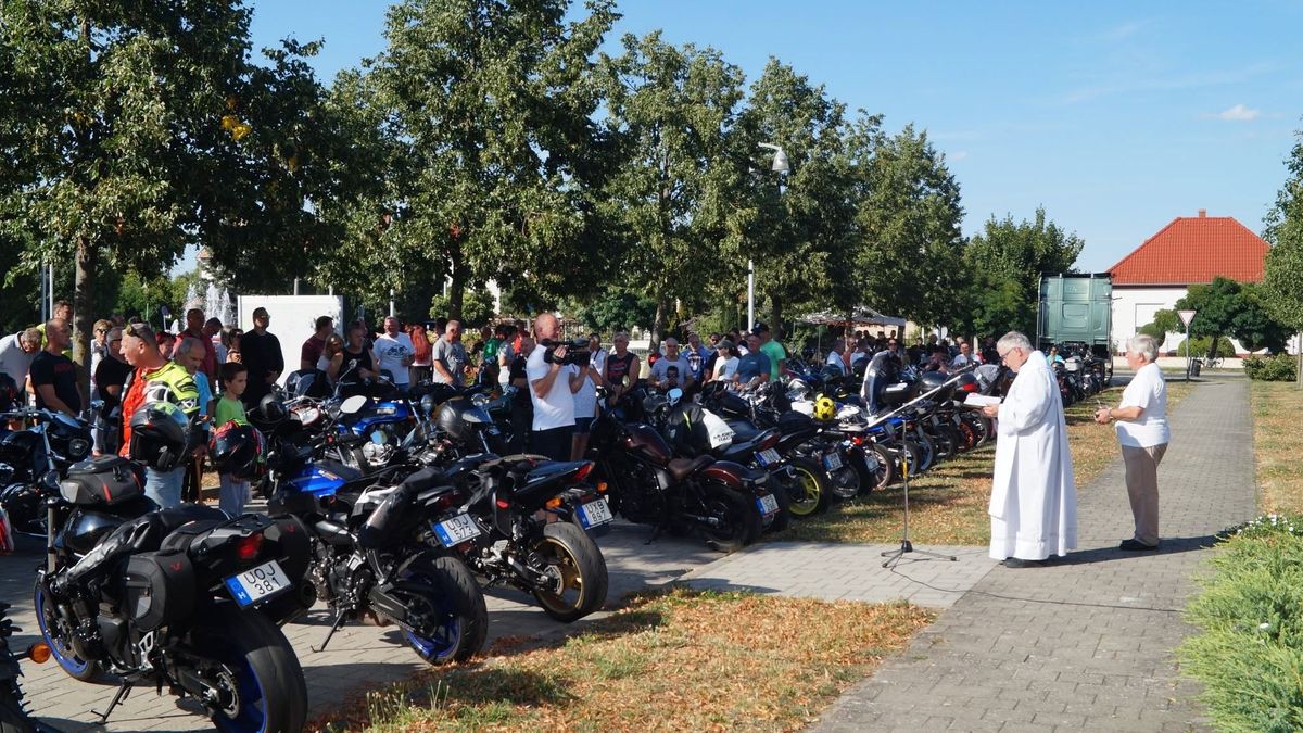 Bajba jutott társukért vonultak fel a motorosok - fotó, videó