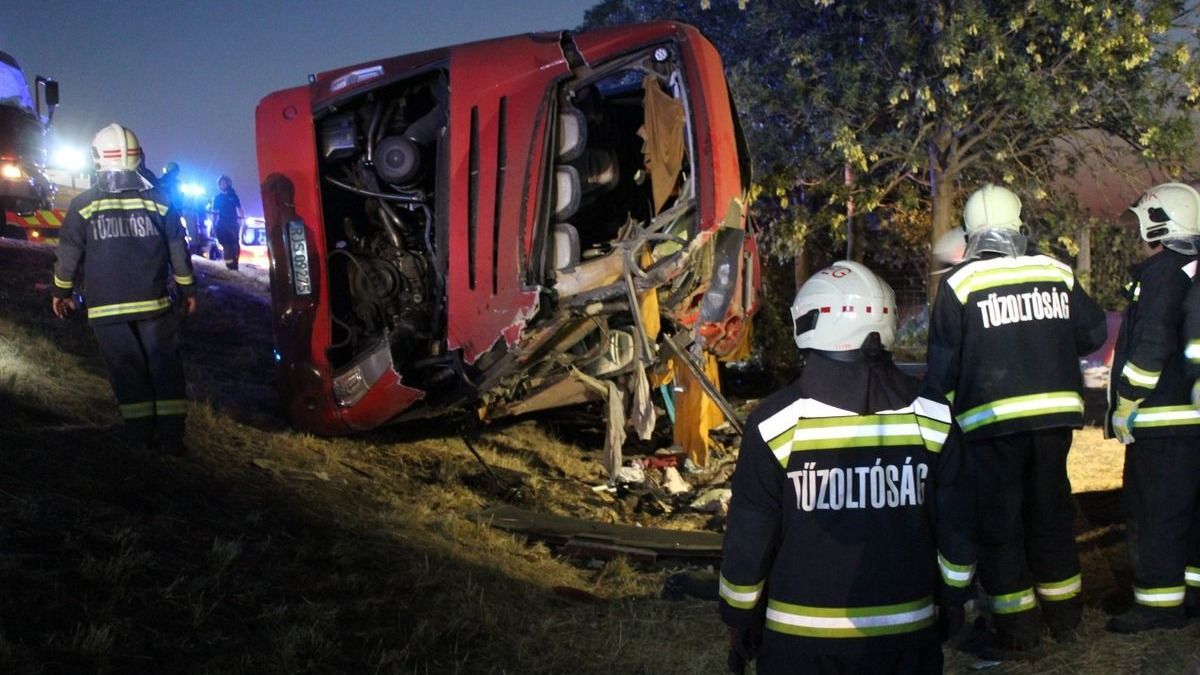 Fotó készült a lengyel halálbusz sofőrjéről: bíróságra vitték Miskolcon, nem tett vallomást