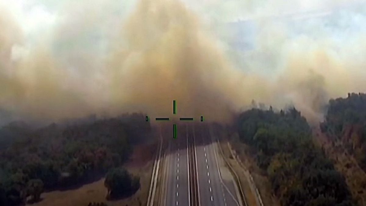 Így lángolt a táj a 8-as főút mellett - drámai légifelvételeket mutatunk
