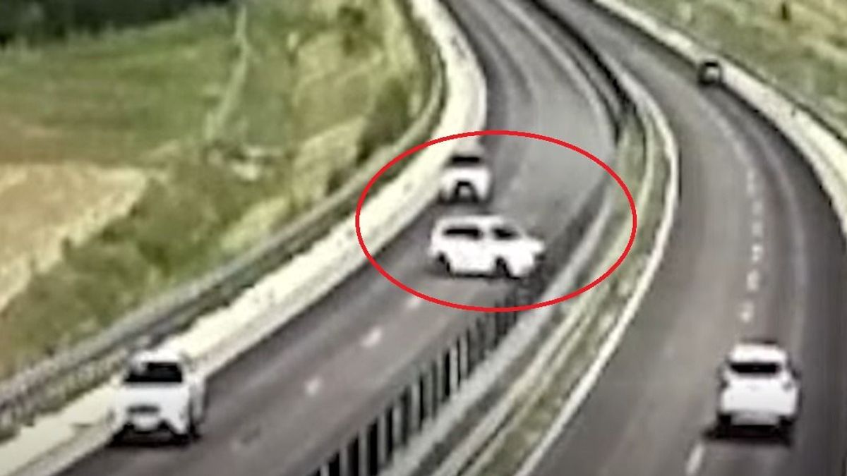 Megáll az ész: egy pillanat leforgása alatt történt baleset az M85-ösön - videó