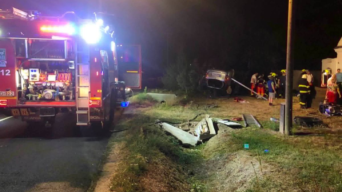 Súlyos baleset a 86-os főúton, egy személy beszorult az autóba - helyszíni fotók