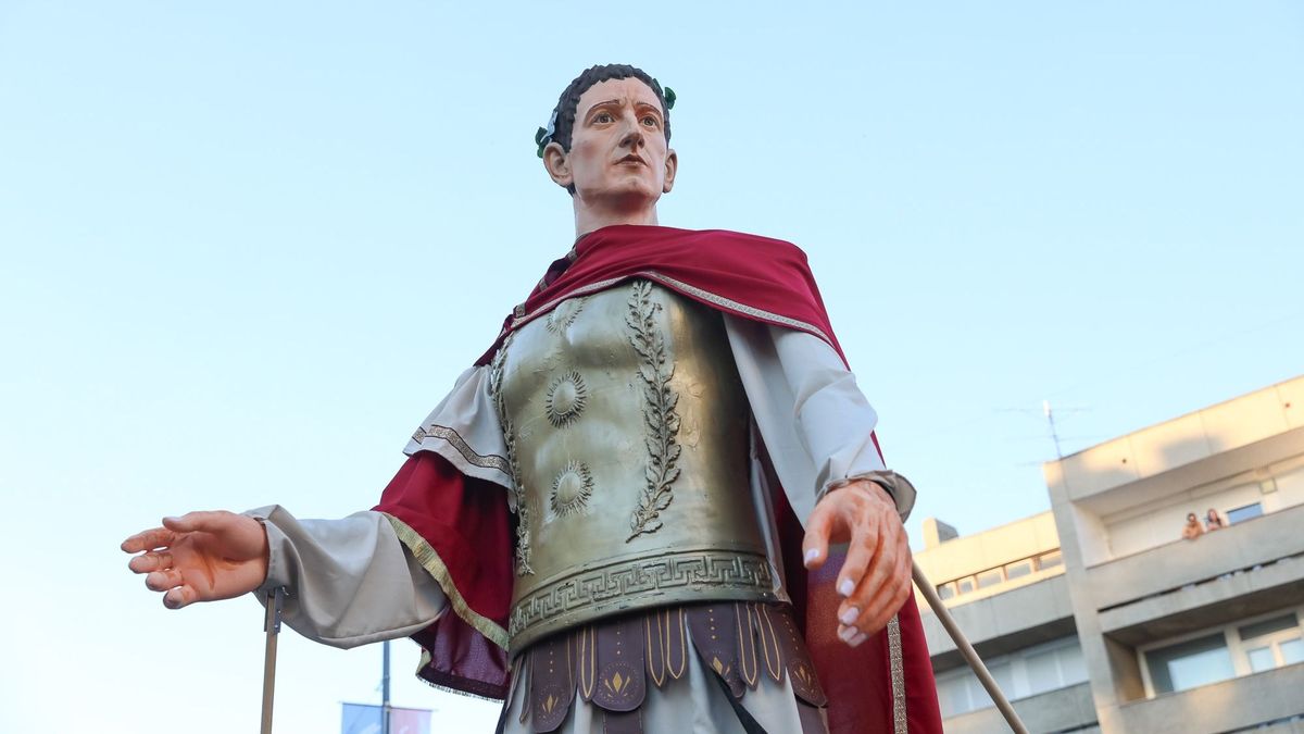 Óriási: Isis és Claudius először a karneváli menetben - a Mesebolt Bábszínház színészeivel