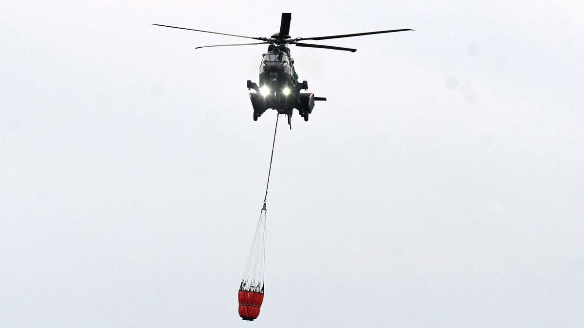 Pusztít a tűz Tapolcánál, honvédségi helikopterek is oltják a lángokat - videó