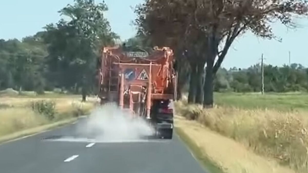 Sószóró nyáron? Ezért szórják az utakat a kánikulában