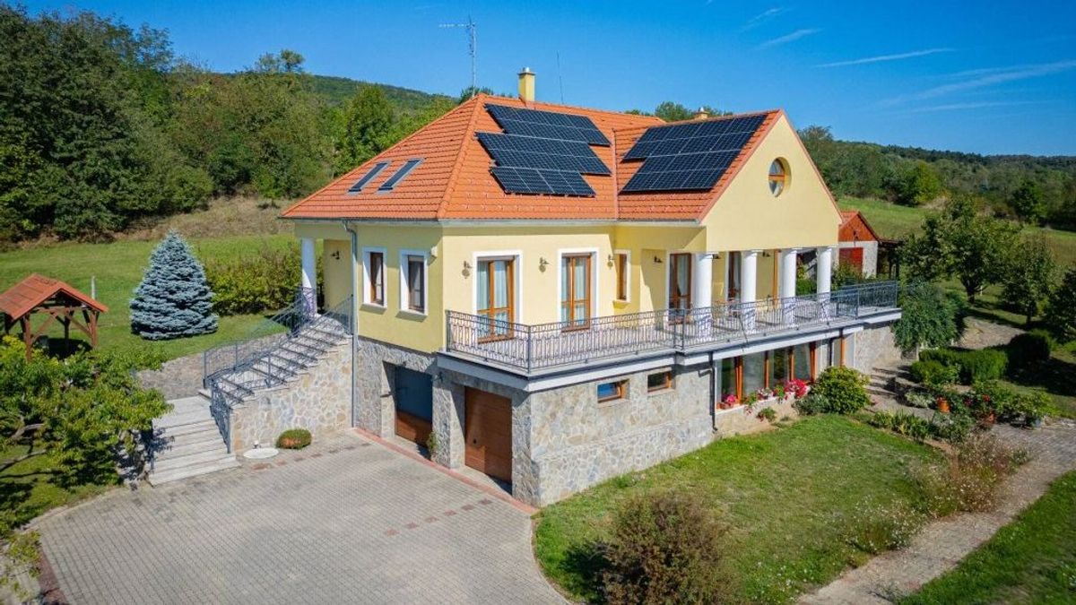 Ilyen panoráma csak Toszkánában van: bájos kúriát találtunk a vadregényes vasi tájon - fotók
