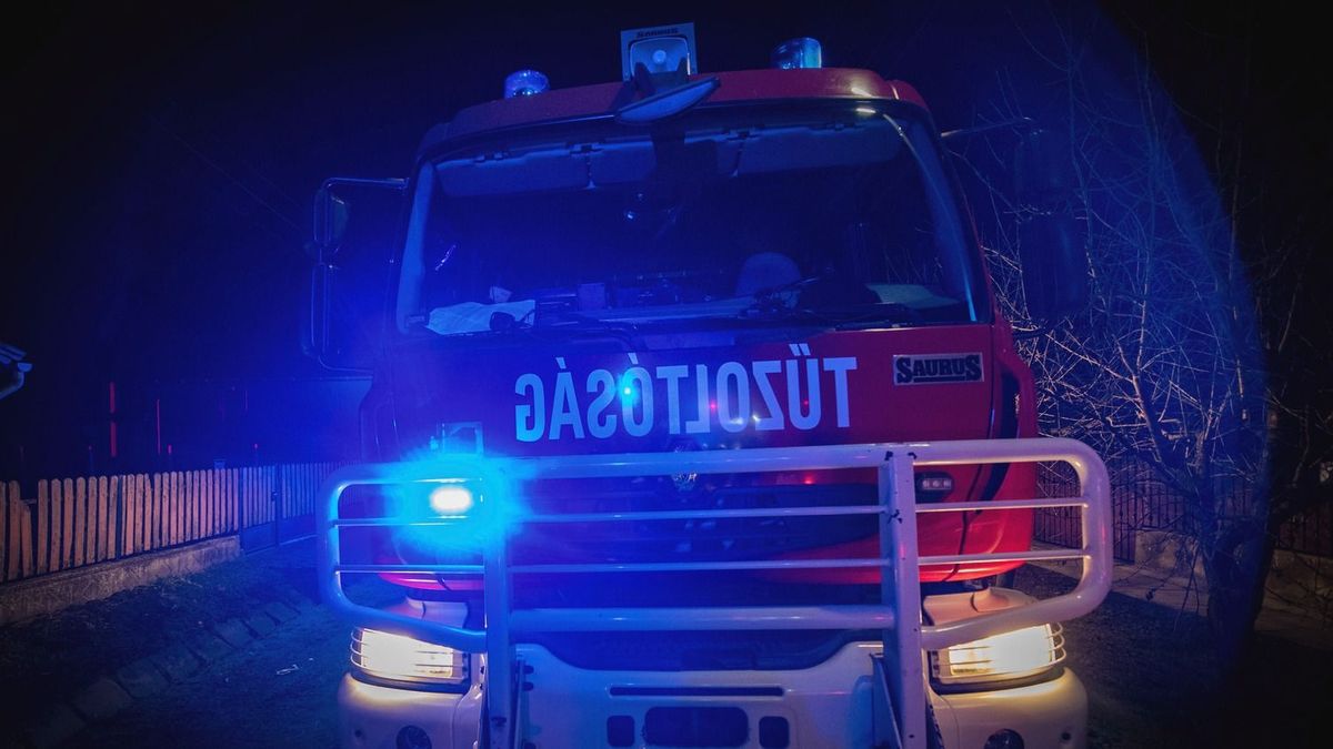 Hatalmas tűz volt hajnalban, családi háznál csaptak fel a lángok Jákfán