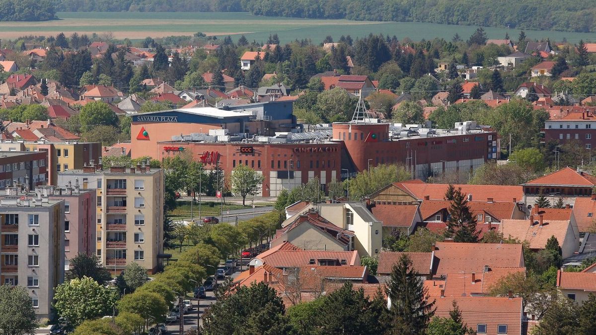 Elszabadultak az indulatok a szombathelyi pláza mélygarázsában: ököllel verte szét a biztonsági kamerákat
