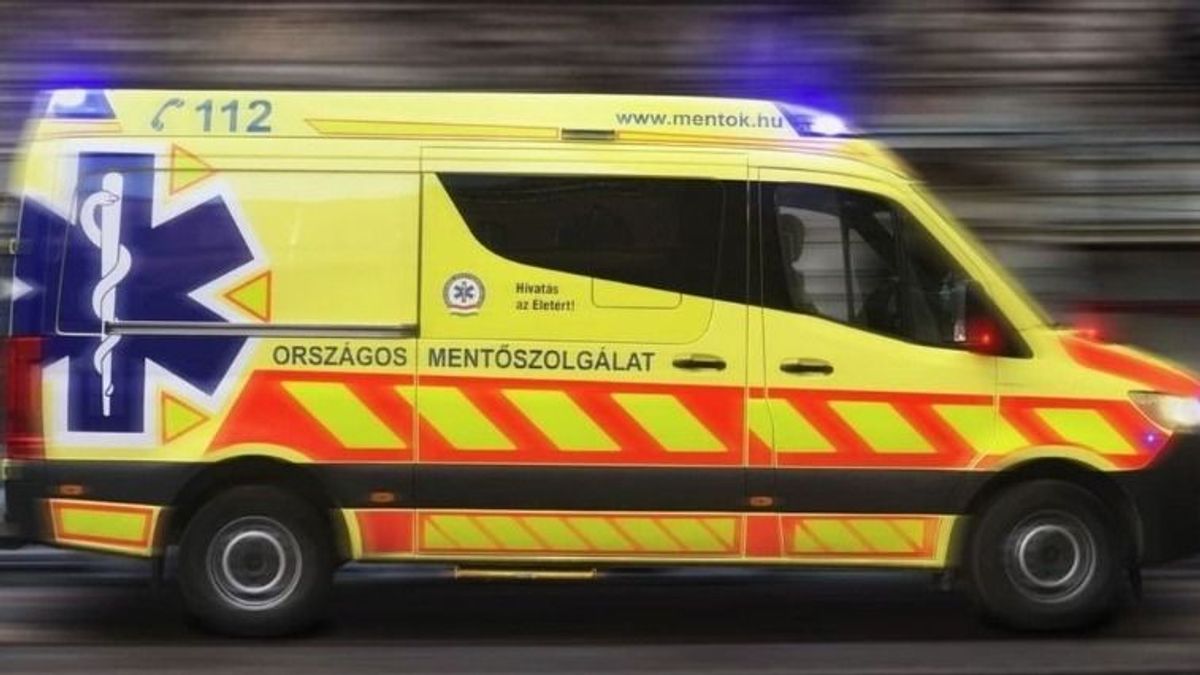 A tetejére borult egy autó Csipkerek határában - mentők a helyszínen
