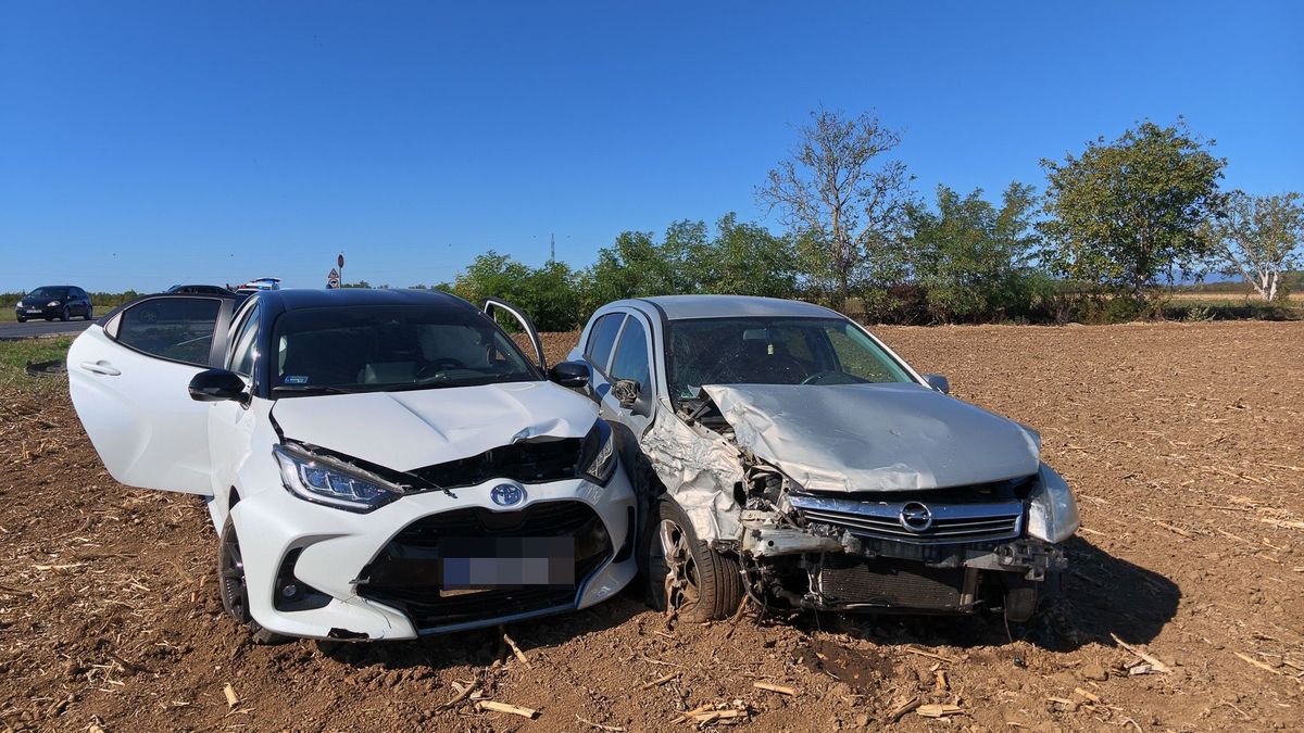 Autók ütköztek, teljesen le kellett zárni a 86-os utat - helyszíni fotók