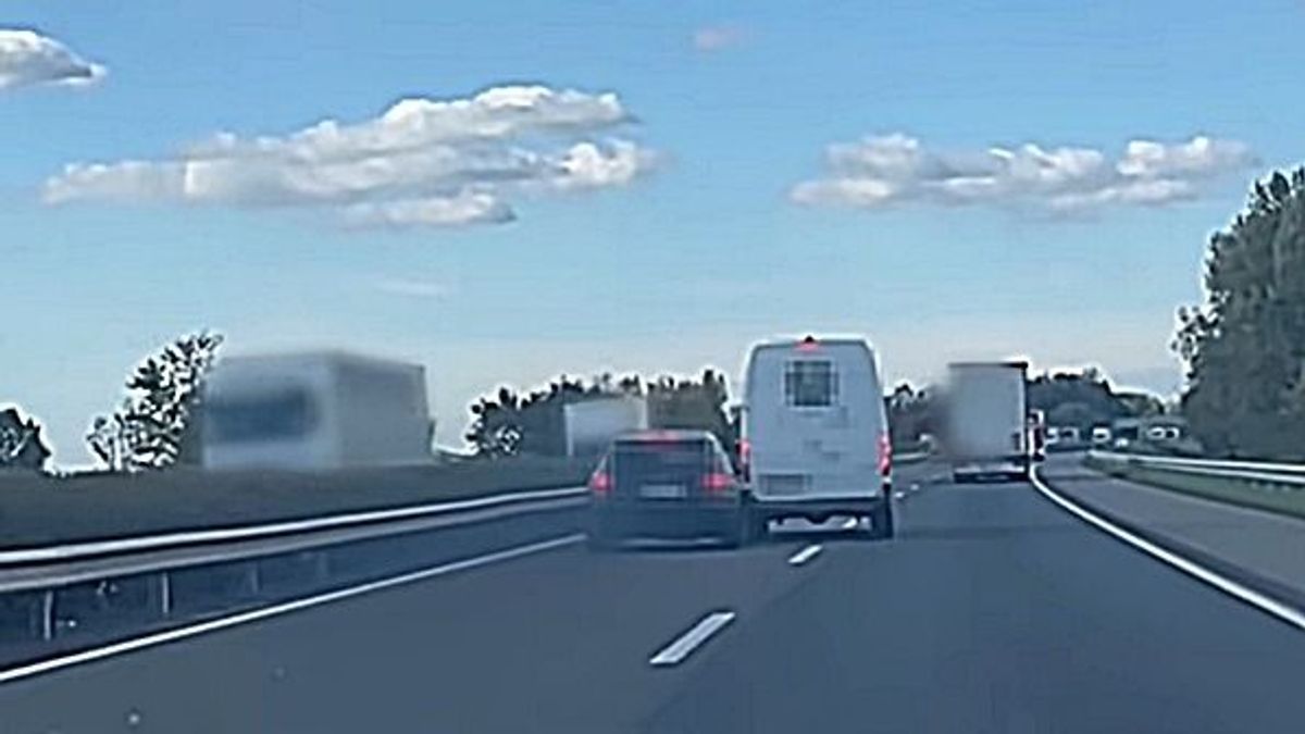 Döbbenetes videó: Ráhúzta a kormányt az előtte haladóra az M1-esen, mert nem engedte el