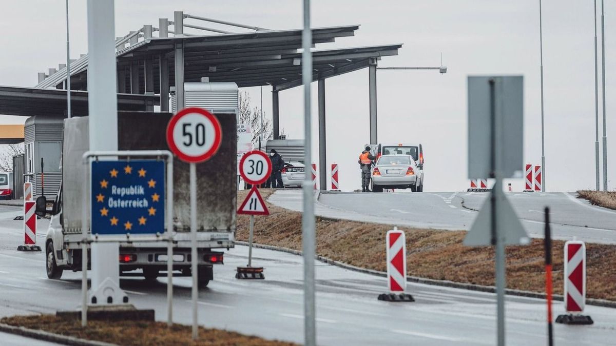 Meghosszabbította a határellenőrzést Ausztria: minden Magyarország felől érkező utazót érint!