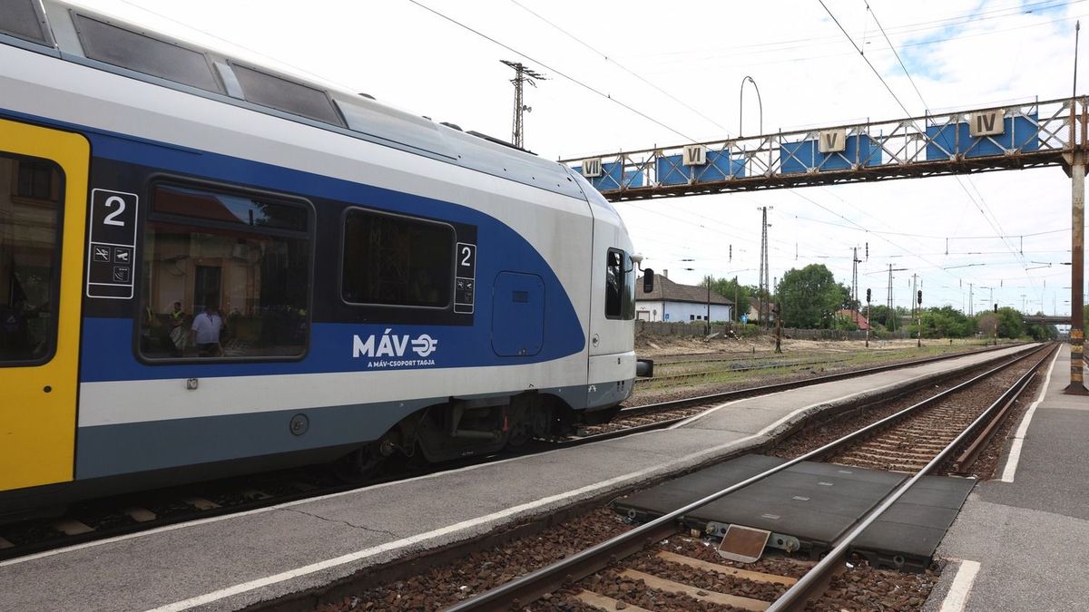Baleset miatt áll a győri fővonal, tehervonat elé hajtott egy autó